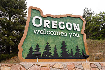 A green Oregon Welcomes You road sign